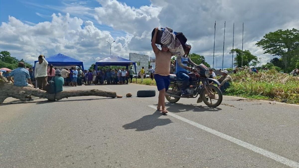 Continúan protestas por falta de combustible y otras demandas en Santa Cruz, Bolivia 8 boli
