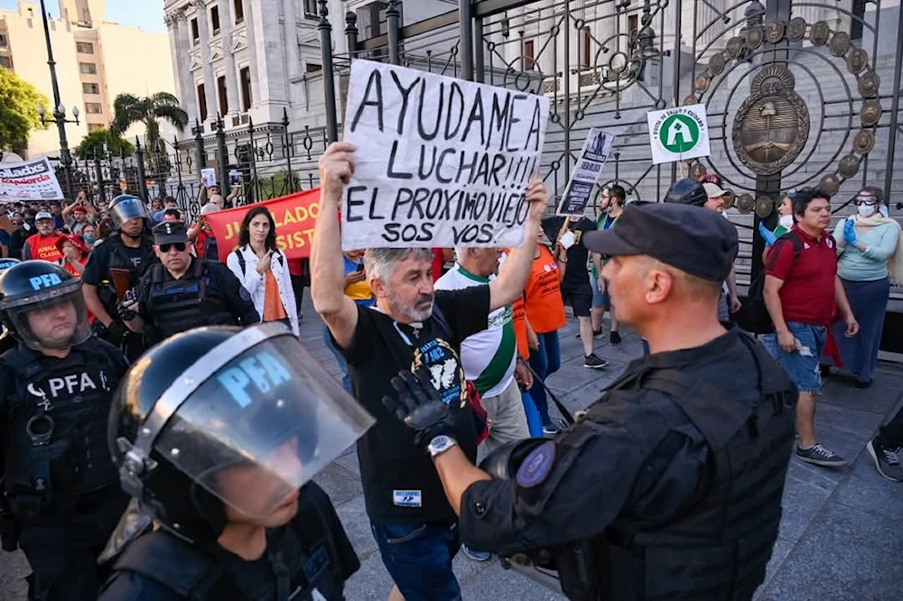 Policía agrede a civiles durante protesta en Argentina contra recortes de Milei 6 c5772fa4 bb33 45b4 bc4a c7735541edf9