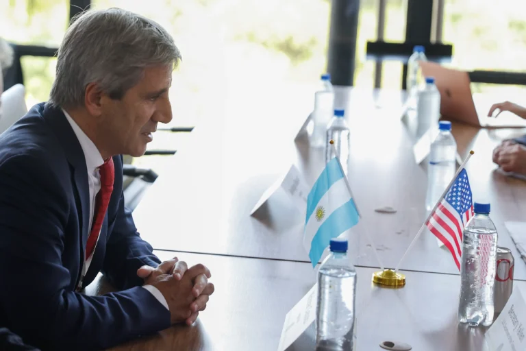 Milei negocia con el FMI un crédito de USD 20.000 millones para 'salvar' un modelo en crisis 1 caputo fm1