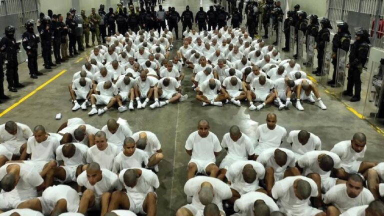 El Salvador: Régimen de excepción acumula miles de detenciones arbitrarias y más de 300 muertes 1 cecot reos 10241338 20250321173553
