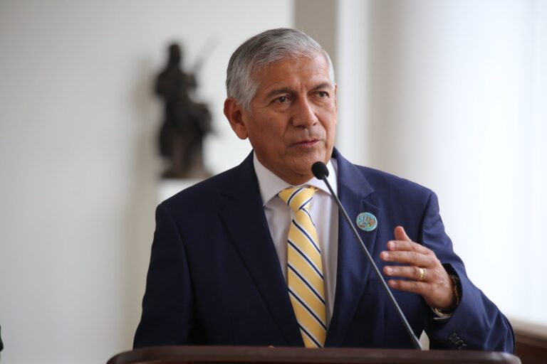 "Un gobierno que está en esa circunstancia esté conversando con mercenarios [...] no tiene parangón" expresó el politólogo Nicanor Moscoso en entrevista exclusiva para teleSUR.