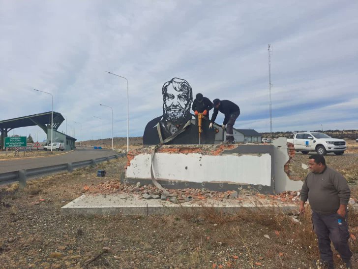 Argentina: Gobierno "libertario" de Javier Milei arrasó con monumento a Osvaldo Bayer 3 destruccion de simbolo historico y cultural