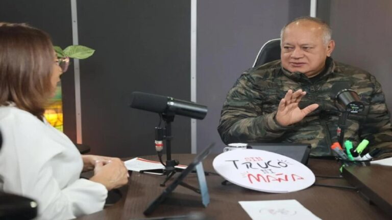 Cabello denuncia que opositora fascista Machado quiere entregar a Elon Musk riquezas de Venezuela 1 diosdado cabello y tania diaz sin truco ni mana foto con el mazo dando