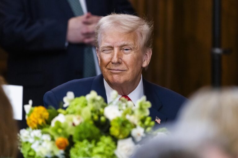 donald trump guina el ojo