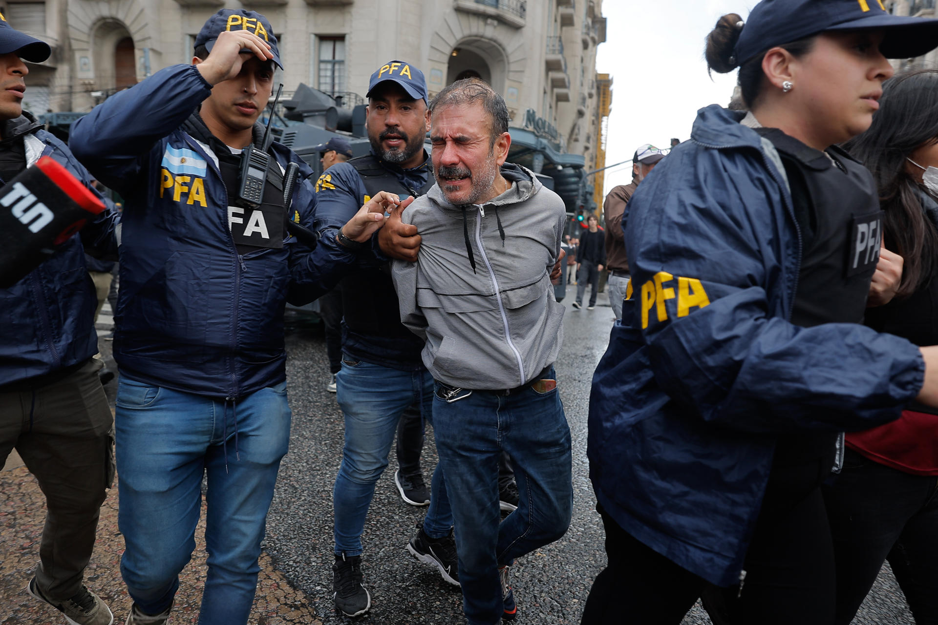 Documentan 672 heridos y 114 detenidos tras represión a marcha de jubilados en Argentina 5 e9adc9433c942e52c71fdd72610b87487c4f5431w 1