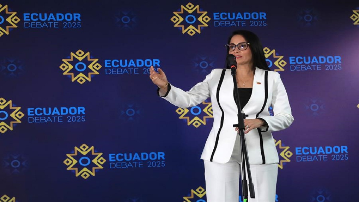 Ecuador: Candidata Luisa González cuestiona a Noboa por no pedir licencia para hacer campaña 10 ecuador candidata presidencial luisa gonzalez debate foto efe