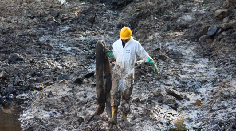 Ecuador: Derrame de crudo en Esmeraldas deja sin agua a más de 500 mil pobladores 1 Derrame de Crudo Ecuador