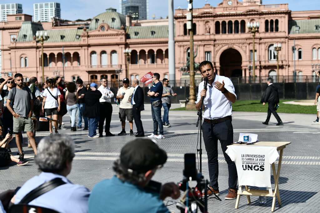 Profesores de Argentina ofrecen clase magistral sobre educación pública en Plaza de Mayo 5 fim 20241022 172058 1024x683 1
