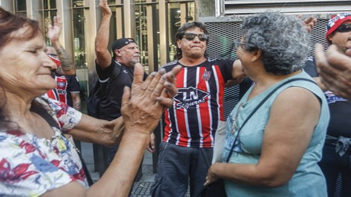 Ministra de Milei amenaza a hinchas argentinos que apoyen protesta de jubilados 2