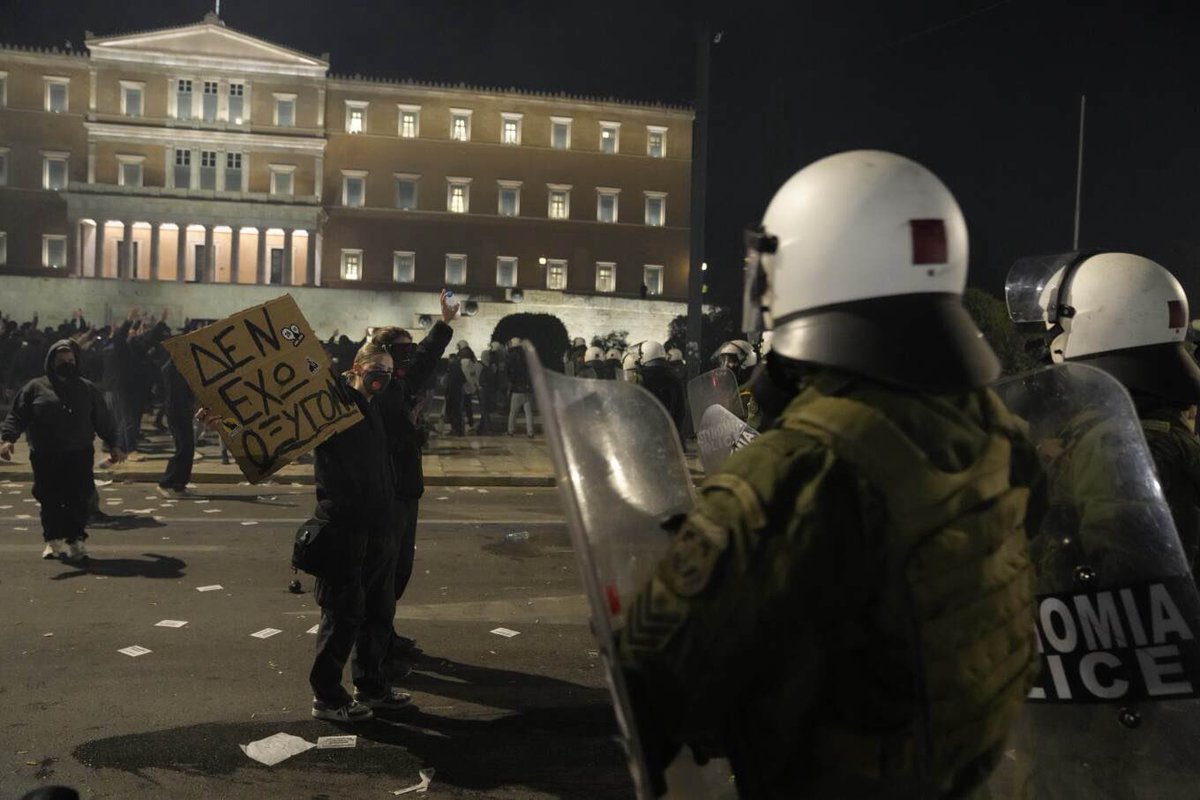 Más de 90 detenidos tras protestas contra el Gobierno griego por accidente de trenes 10 glvr7otw0aaszsc