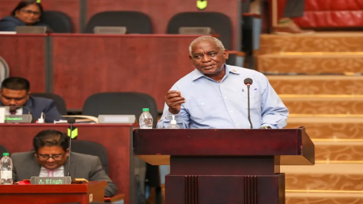 Amenazan con cárcel a guyaneses que voten por establecer un gobernador en el Esequibo 10 guyana ministro interior brindley robeson benn