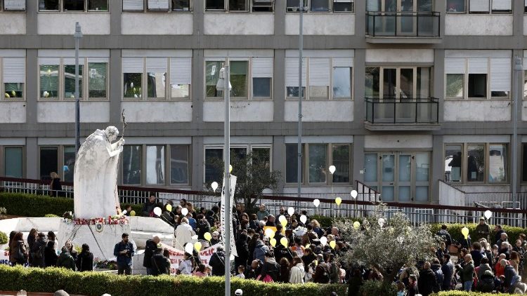 Papa Francisco muestra avances en su recuperación y celebra misa en hospital 10 hospital gemelli