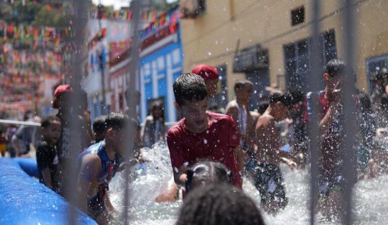 Tiempo de Carnaval: Residentes de la parroquia San Agustín celebran carnavales con alegría 1 imagen 2025 03 04 145211376