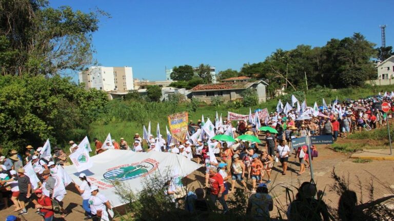 Realizan marcha en Brasil contra megaproyectos hidroeléctricos y crisis climática 1 maa