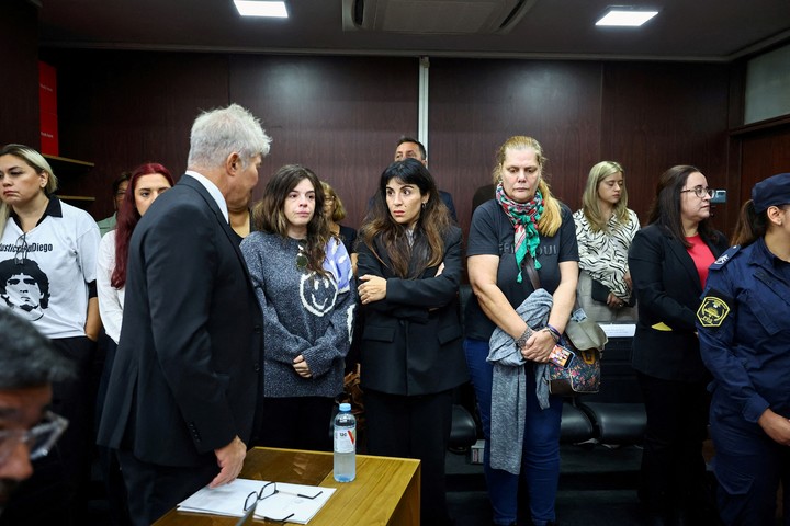 Defensa de Maradona afirma que "fue asesinado" con "plan inhumano que resultó efectivo" 9 maradona juicio hija sy abogado