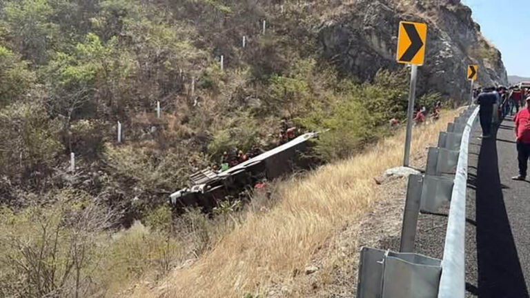 Suben a 18 los muertos por el volcamiento de un autobús en el sur de México 1 mexico autobus 1
