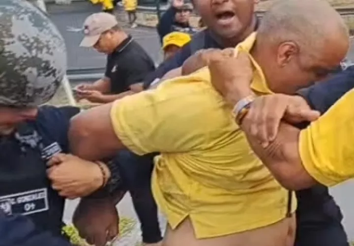 Reprimen a trabajadores de Panamá en protestas contra reformas a la Caja de Seguro Social 3 panama detencion lider sindical docente alberto diaz