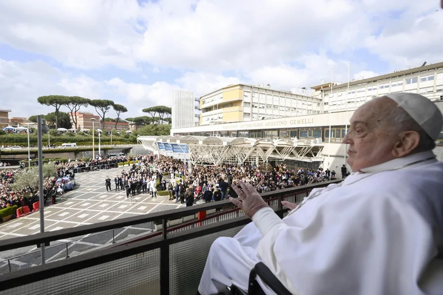 Vaticano evalúa "plan B" para Semana Santa mientras el Papa Francisco mejora en su recuperación 9 papa 5