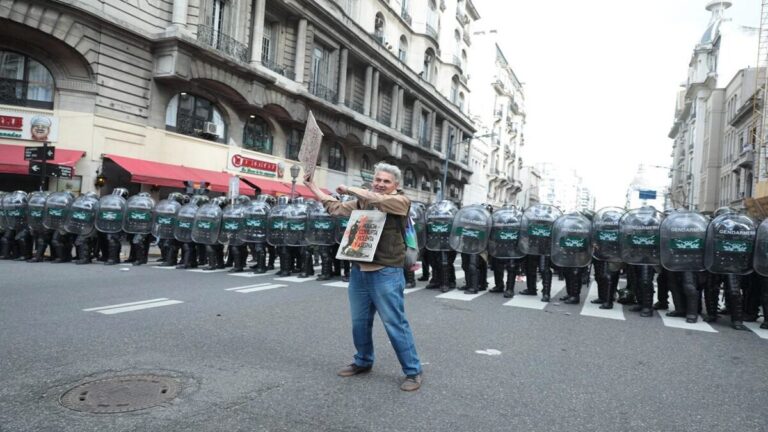 Argentina en Imágenes: Así fue reprimida la movilización de jubilados 1 policiaa