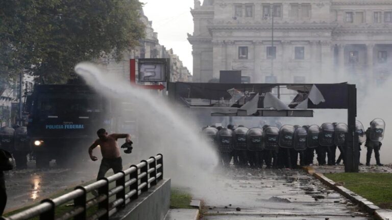 Presentan habeas corpus para frenar represión durante marcha en Argentina 1 ppp