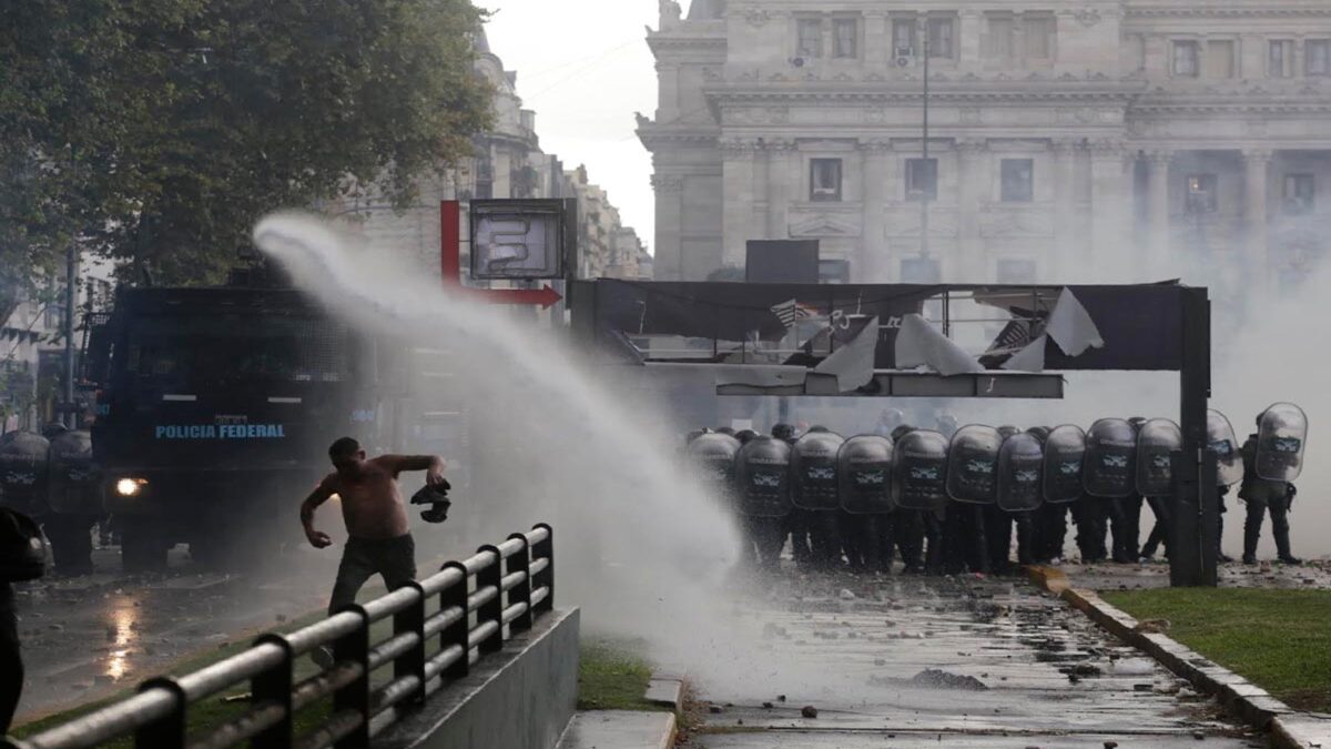 Presentan habeas corpus para frenar represión durante marcha en Argentina 2 ppp