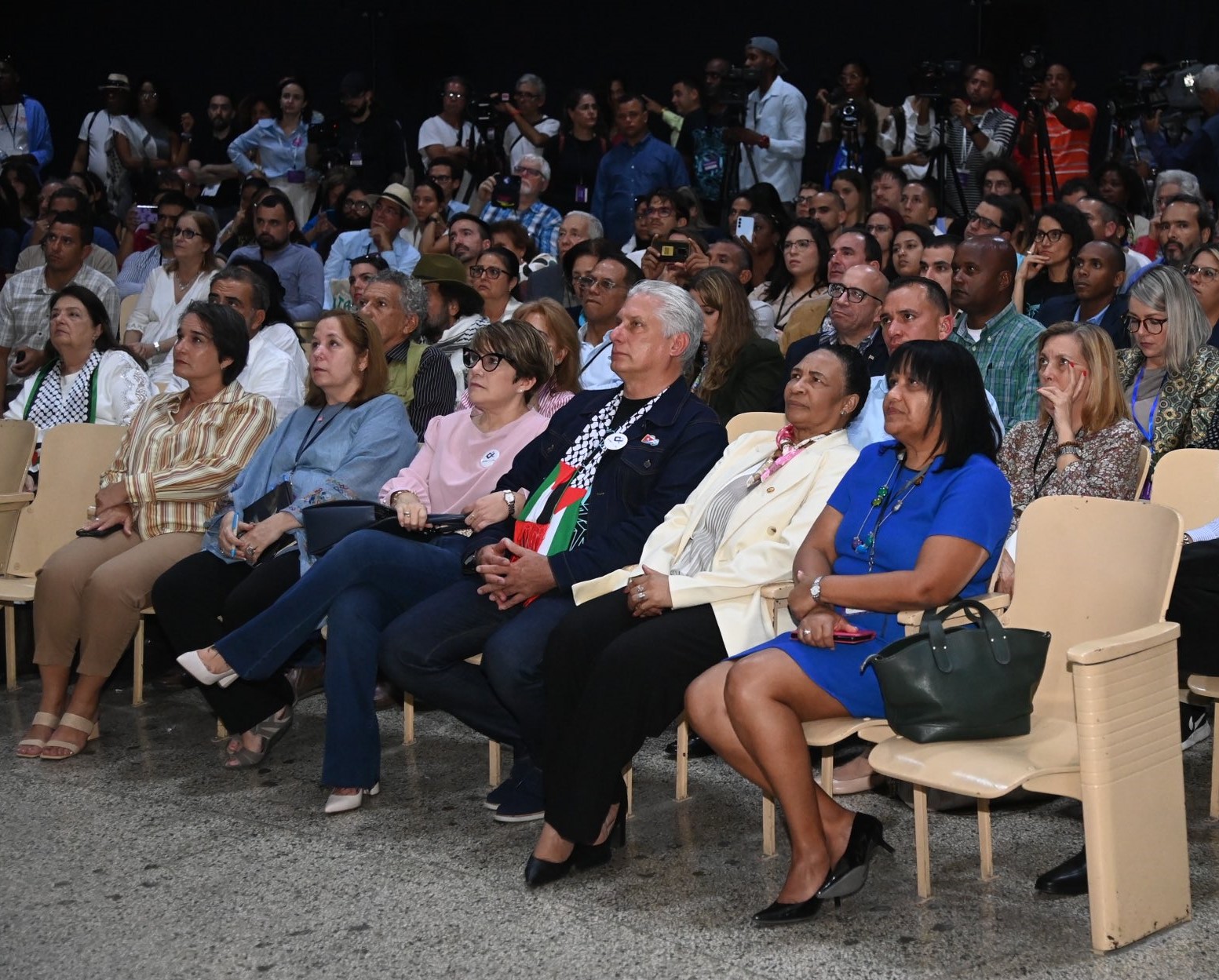 Presidente Díaz-Canel asiste a cierre de debates del IV Coloquio Patria 2 presidente miguel diaz canel compartio con los asistentes al iv coloquio patria