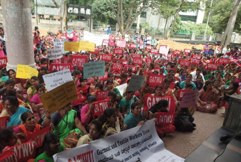 Histórica protesta laboral contra políticas laborales en Karnataka, India 1 trabajadoras textiles de karnataka