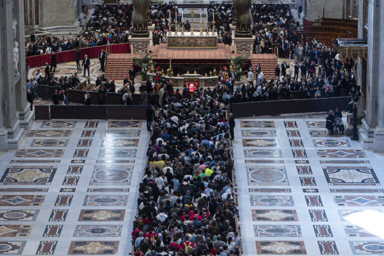 Despedida del papa Francisco: Más de 150.000 fieles han visitado la Basílica de San Pedro 1 7e789fb98795dfcaada1f5cc03056bfbd3c78e90
