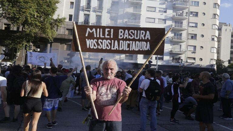 Argentina: Jubilados vuelven a movilizarse ante el Congreso acompañados por diferentes gremios 1 aaaaaaa