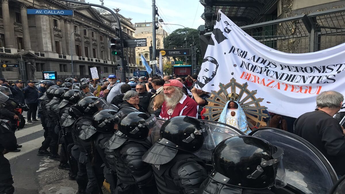 Argentina: Represión en marcha de jubilados es un hecho repetido cada miércoles 2 attt