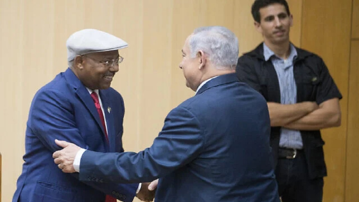 Unión Africana expulsa de reunión a embajador de Israel en Etiopía 1 El representante de Israel, a la izquierda, en la foto, tuvo que abandonar la reunión tras la oposición de varios Estados africanos a su presencia en la reunión. Neguise junto al primer ministro israelí, Benjamin Netanyahu, durante una sesión del Parlamento israelí. Foto: Archivo / Times of Israel