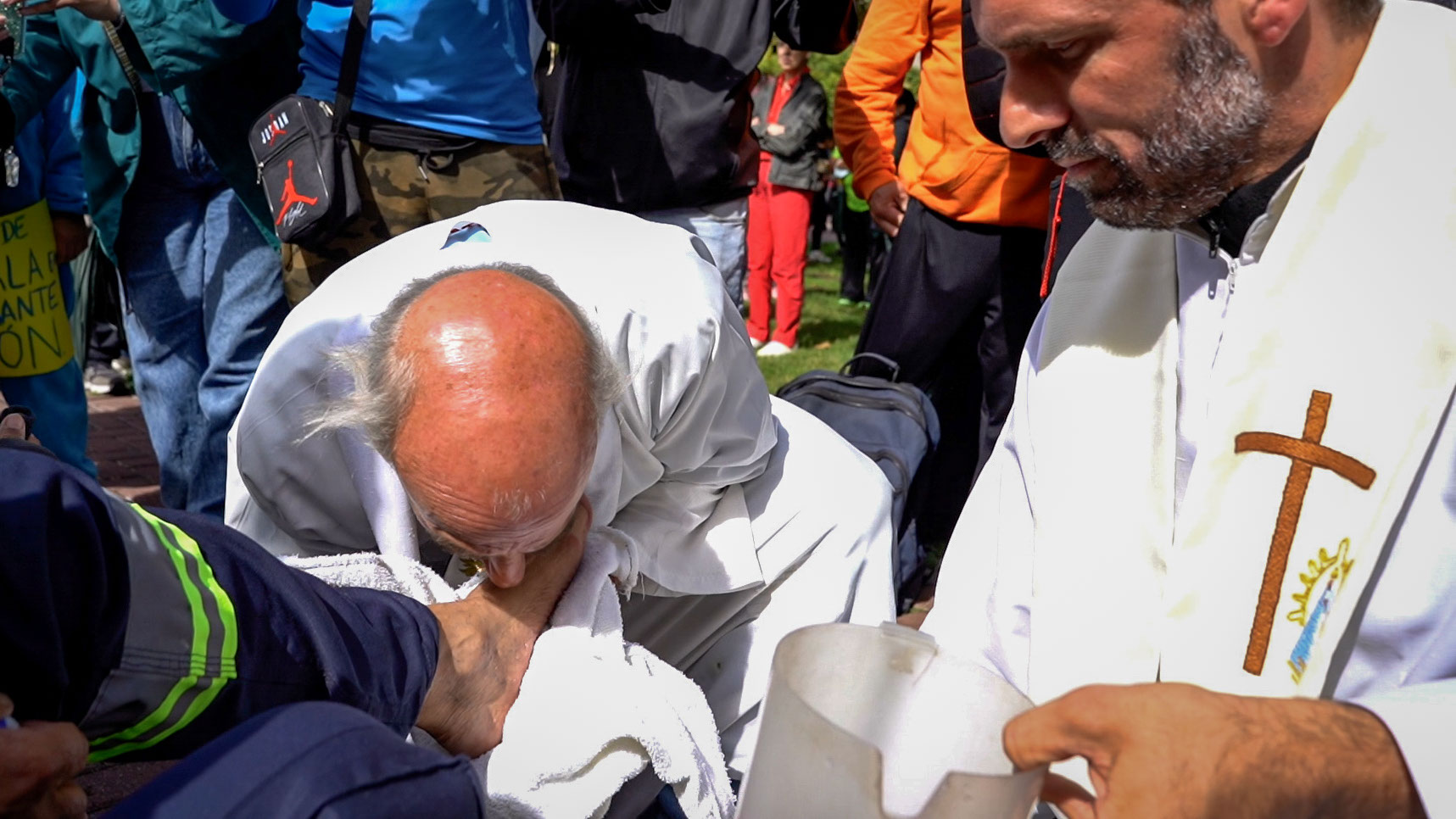 Argentina: Ante la crueldad del Gobierno, la bendición a los cartoneros 4 beso al pie 1