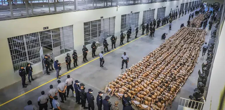 La doble moral de Bukele: El carcelero de El Salvador que critica a Venezuela 1 campos de concentracion en el salvador efe