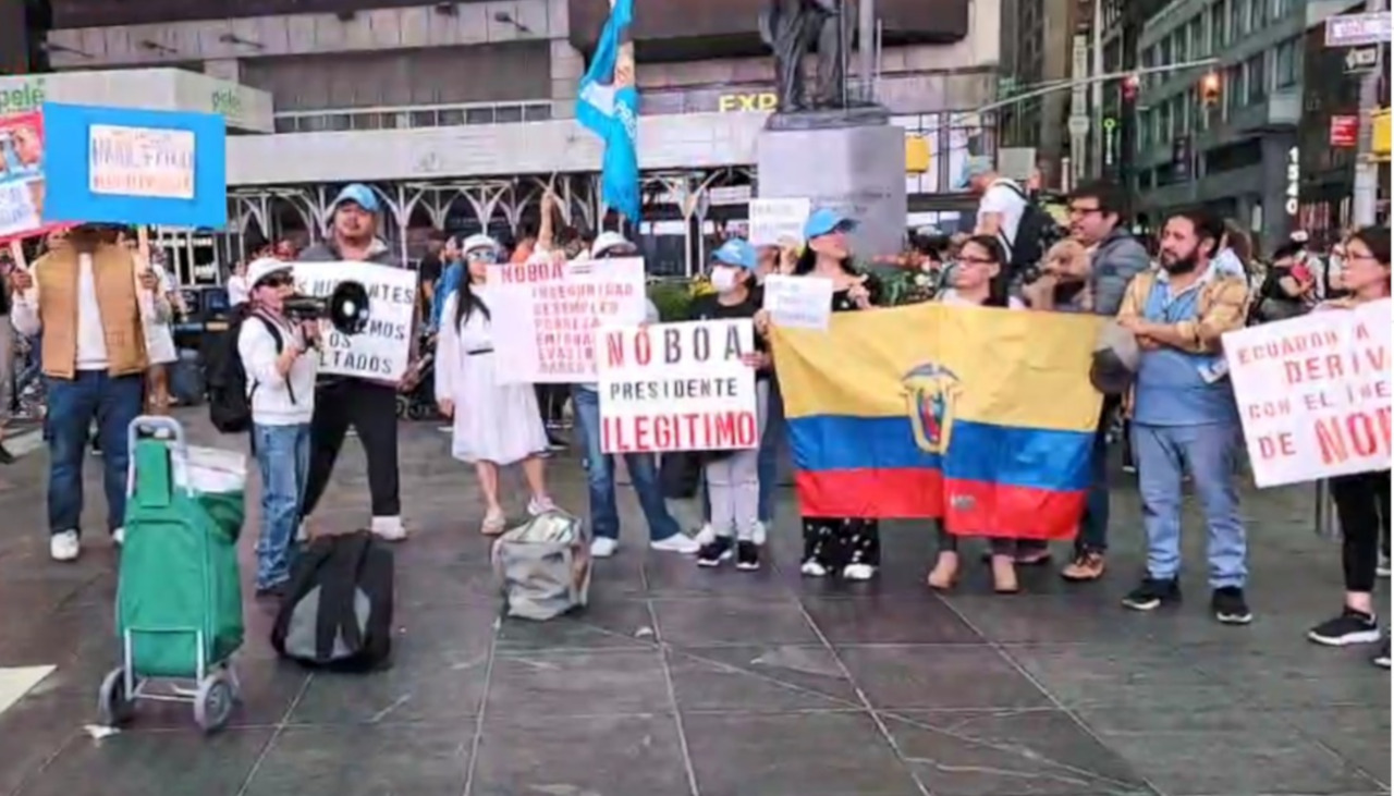 Fraude en Ecuador: Plantón en Nueva York, EE.UU., en demanda de recuento de votos 5 eeuu planton reconteo01