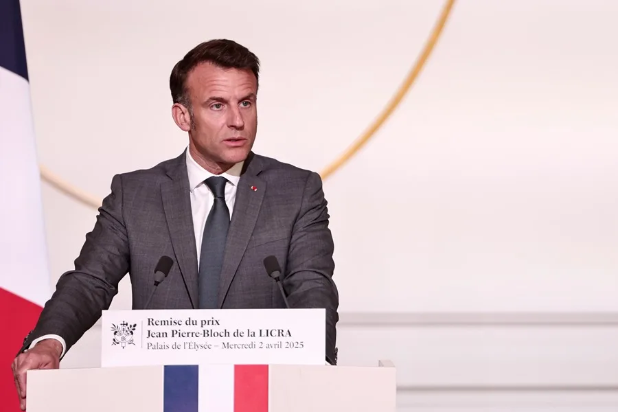 Macron llama a las empresas francesas a suspender inversiones en EE.UU. 9 epa7423 france politics religion ceremony award