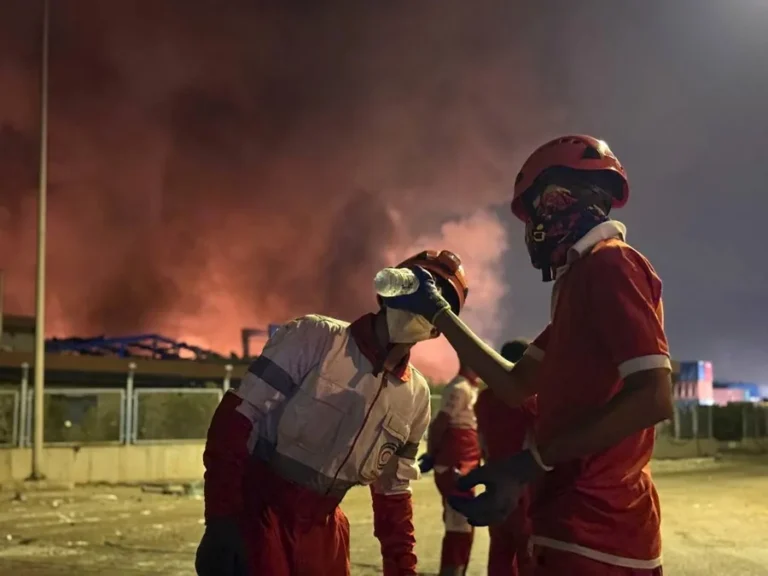 Explosión en Shahid Rajai: Presidente de Irán declara luto nacional por los 40 fallecidos 1 explosion puerto iran 1