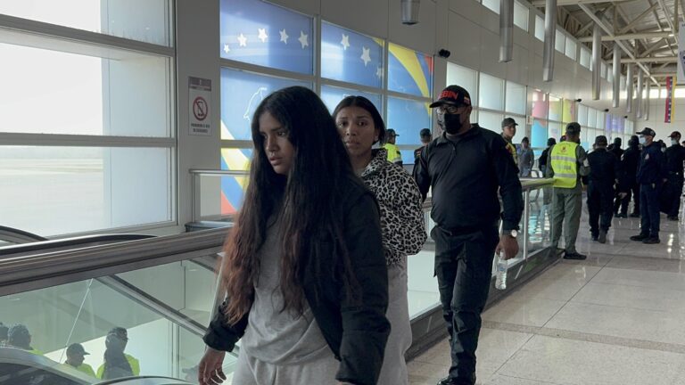 Arriban a Caracas 208 migrantes venezolanos en segundo avión con siglas estadounidenses 1 gnsmoczxmaaaoco