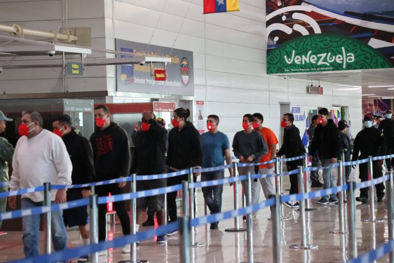 Aeropuerto de Maiquetía recibe tercer vuelo directo de EE.UU. con 191 migrantes venezolanos 1 gonnwcbwmaaociy