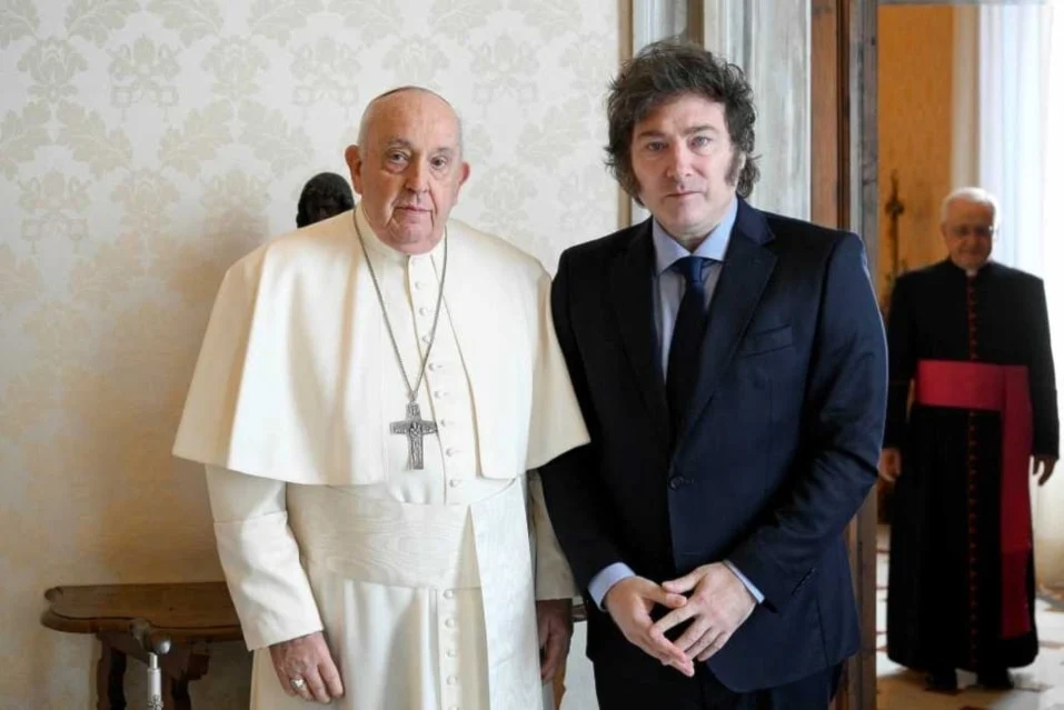Italia: Argentinos residentes rechazan presencia de Milei para funerales del papa 5 hdp milei