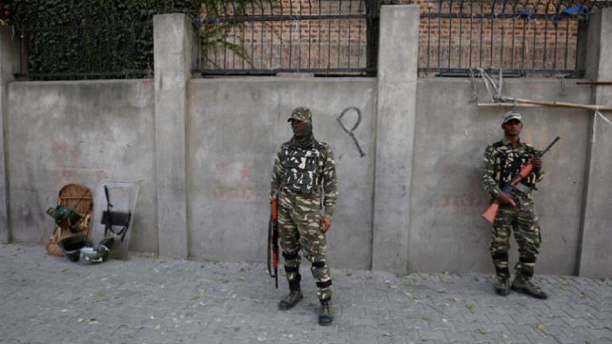Cachemira en tensión: Pakistán advierte sobre posible guerra total con la India 3 india paramilitares patrulla sirinagar linea contacto foto efe