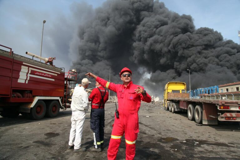 Aumentan a 14 los muertos por explosión en puerto iraní 1 iran explosion 2
