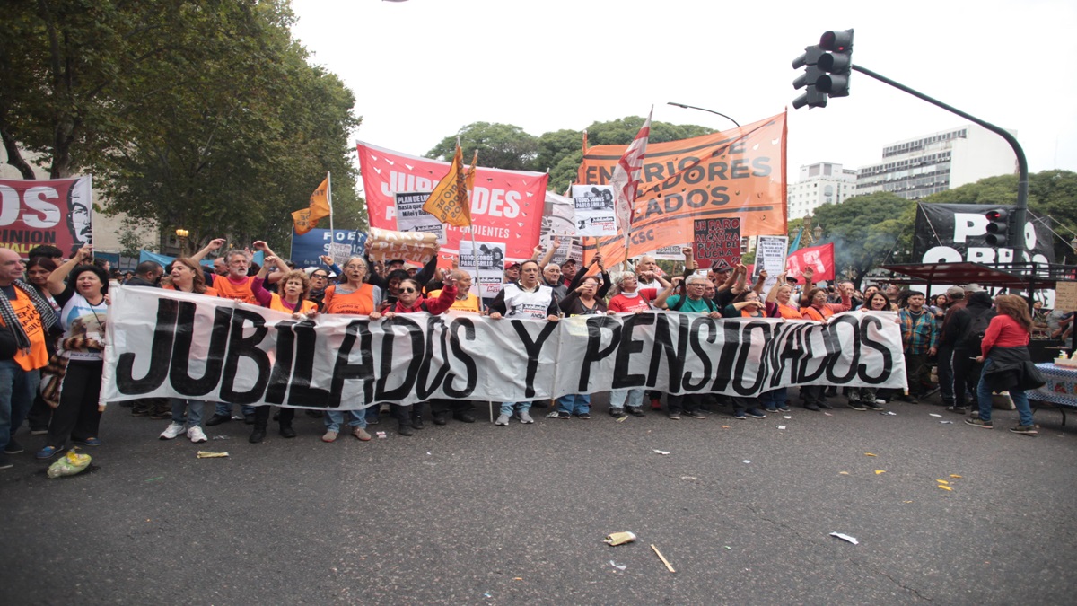 Jubilados argentinos vuelven a Plaza de Mayo para exigir sus derechos 6 manifestacion argentina 4