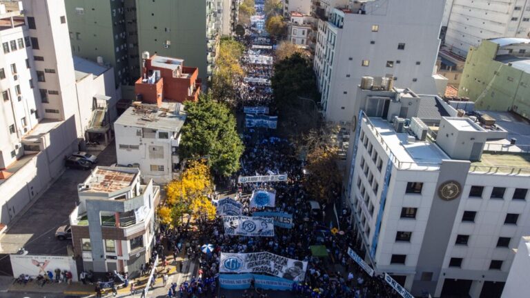 Argentinos vuelven a las calles defendiendo el trabajo y contra Milei en vísperas del 1 de mayo 1 movi
