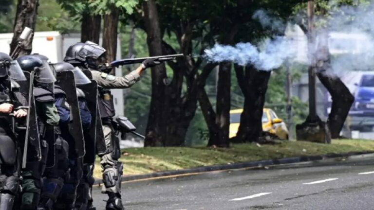 Policía reprime a manifestantes que protestan contra las reformas a la Ley 462 en Panamá 1 panama 1