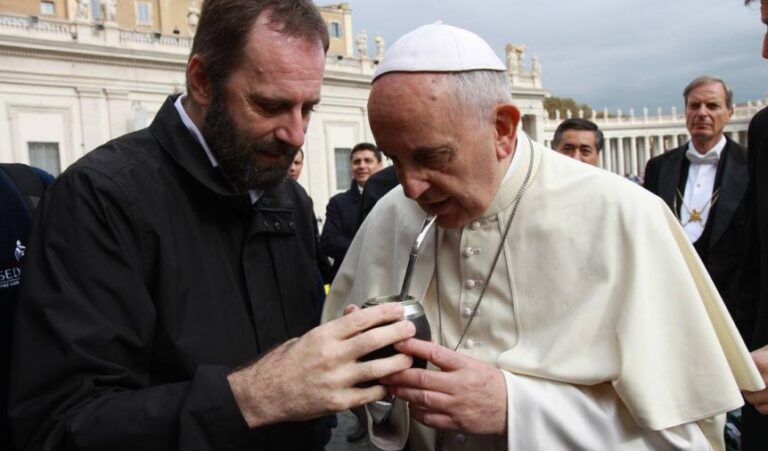 El sacerdote argentino Juan Carlos Molina revela la faceta humana del Papa Francisco 1 papa mate