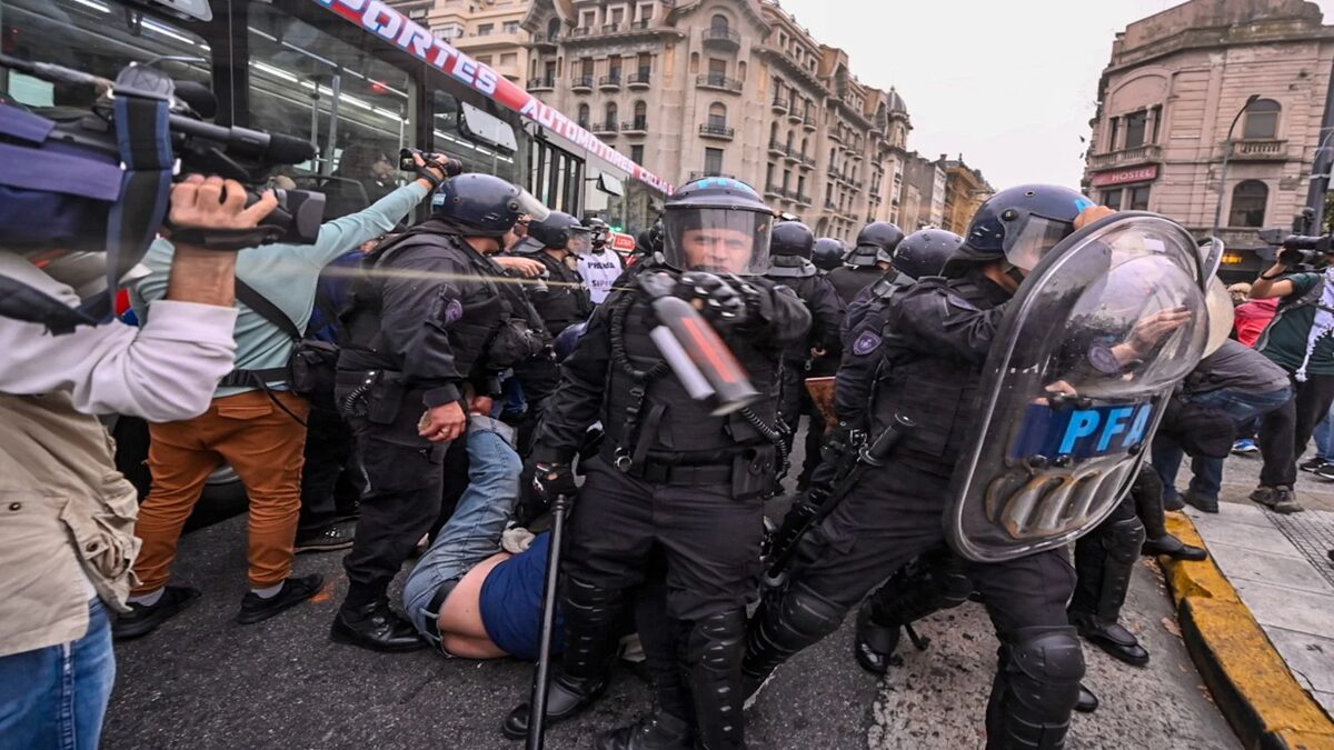 Argentina: Reprimen nuevamente jubilados durante marcha contra el Gobierno de Milei 6 po