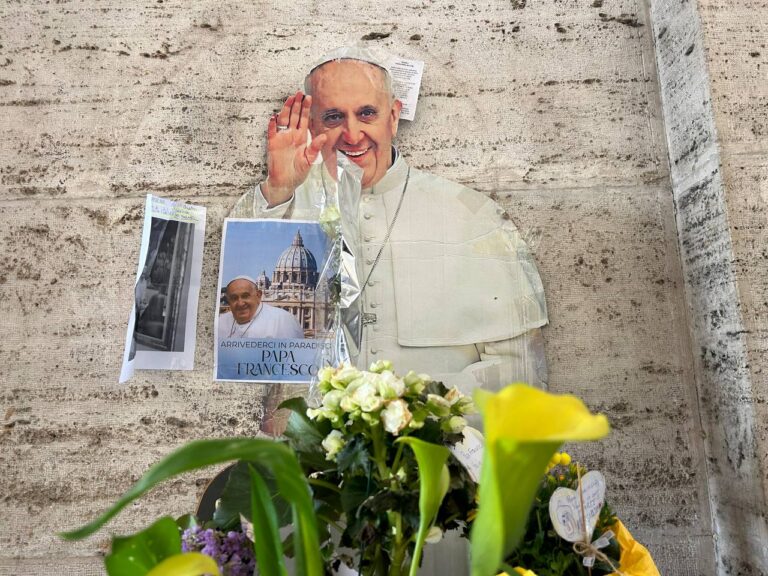 Entrevista: "Un papa que desafió el conservadurismo en una iglesia en transición" 1 portadaromafrancis