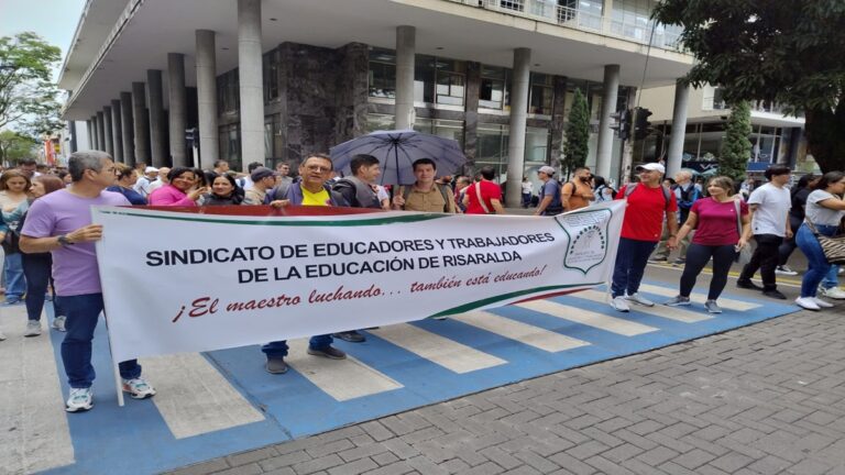 Profesores colombianos marchan en apoyo a las reformas laborales del presidente Petro 1 profesores colombianos