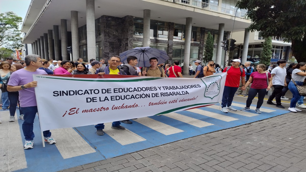 Profesores colombianos marchan en apoyo a las reformas laborales del presidente Petro 5 profesores colombianos