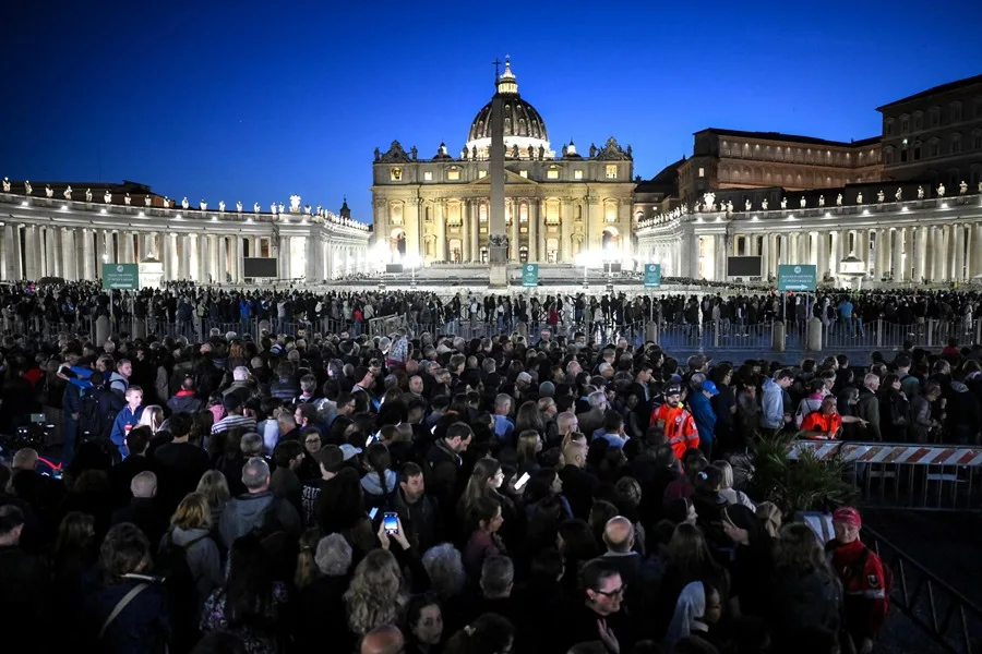 Fieles de todo el mundo llegan masivamente a Roma para despedir al representante de Dios en la Tierra 5 roma papa